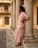 Conjunto de vestido y camisa rosa empolvado