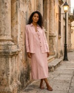 Conjunto de vestido y camisa rosa empolvado