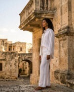Conjunto de camisa blanca y pantalón