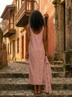 Conjunto de vestido y camisa rosa empolvado